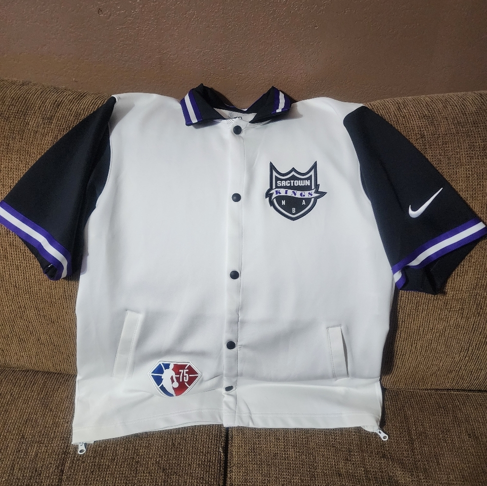 Mens Nike Sacramento Kings 2021-22 City Edition Full-Snap Short Sleeve Jacket.